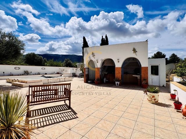 4 bedroom Villa for sale in Villena with pool - € 239,995 (Ref: 8981170)