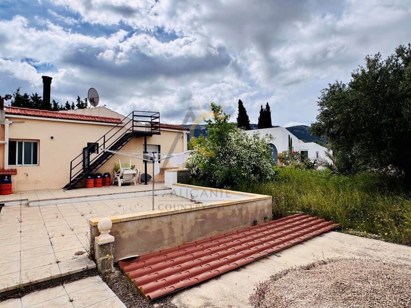 4 bedroom Villa for sale in Villena with pool - € 239,995 (Ref: 8981170)