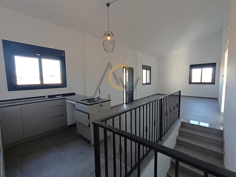 5 bedroom Villa for sale in Pinoso with pool - € 409,500 (Ref: 9359816)