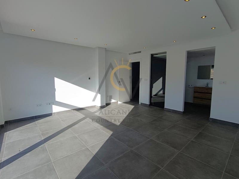 5 bedroom Villa for sale in Pinoso with pool - € 409,500 (Ref: 9359816)