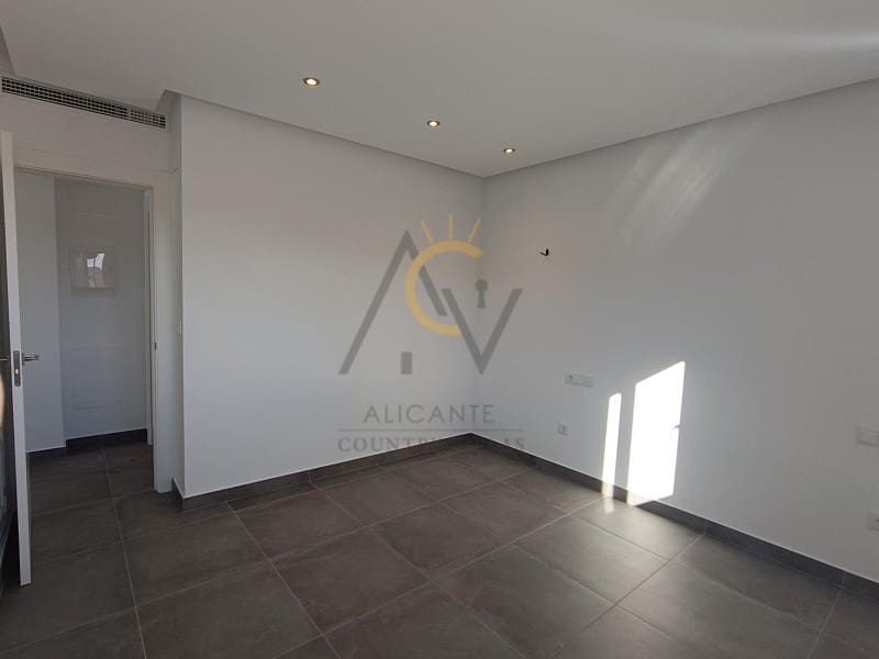 5 bedroom Villa for sale in Pinoso with pool - € 409,500 (Ref: 9359816)