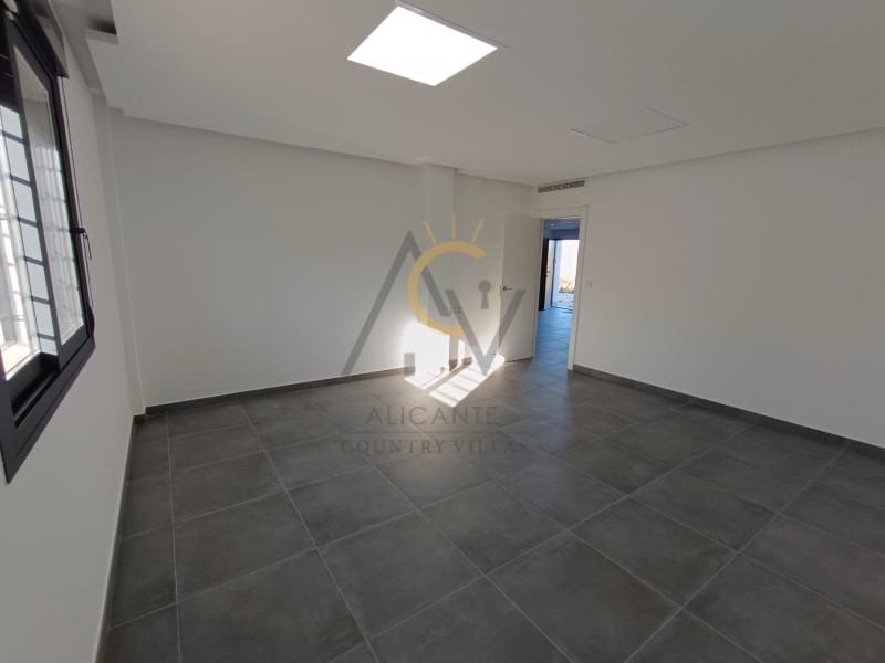 5 bedroom Villa for sale in Pinoso with pool - € 409,500 (Ref: 9359816)