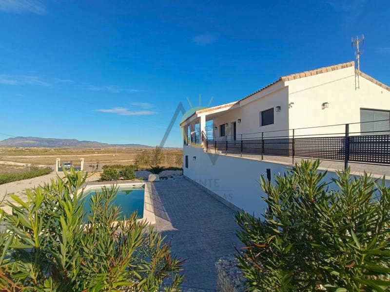 5 bedroom Villa for sale in Pinoso with pool - € 409,500 (Ref: 9359816)