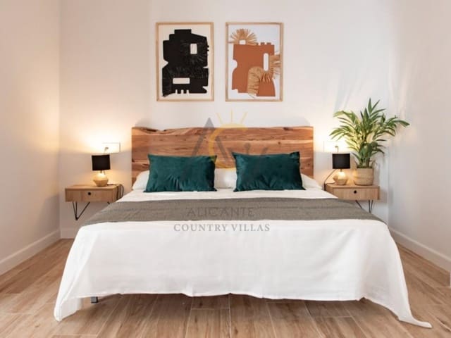 Chalet de 3 habitaciones en Pinoso en venta con piscina garaje - 399.000 € (Ref: 9427594)