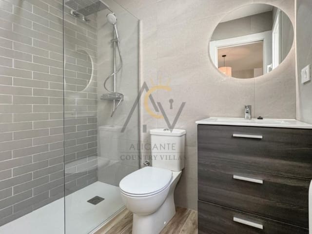 Chalet de 3 habitaciones en Pinoso en venta con piscina garaje - 399.000 € (Ref: 9427594)