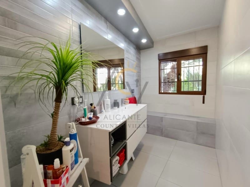 4 slaapkamer Villa te koop in Hondon de las Nieves met zwembad garage - € 675.000 (Ref: 9433316)