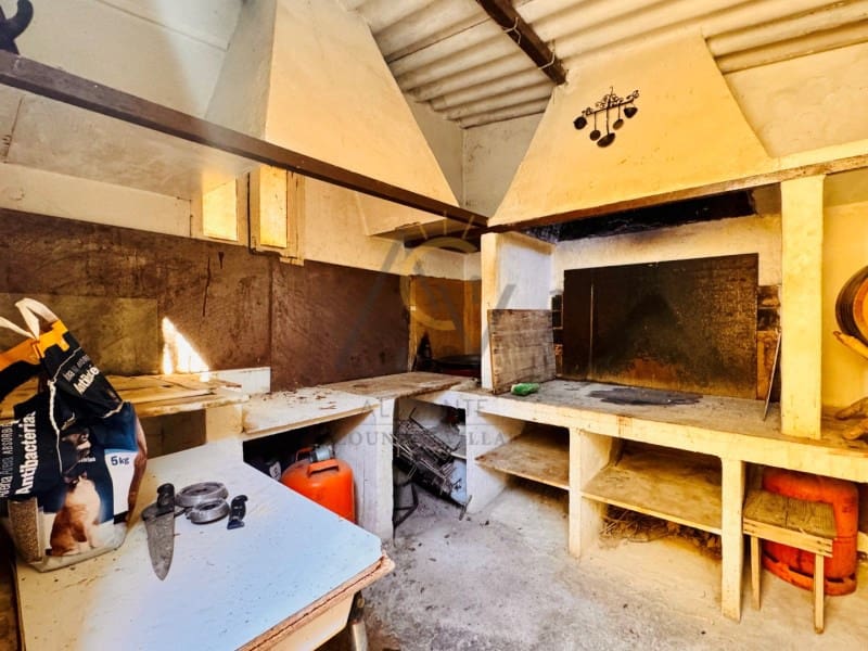 4 soveværelse Finca/Landehus til salg i Novelda med swimmingpool - € 150.000 (Ref: 9502468)