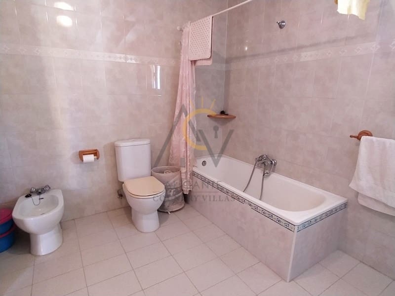 5 makuuhuone Huvila myytävänä paikassa La Romana mukana 
autotalli - 269 990 € (Ref: 9555983)