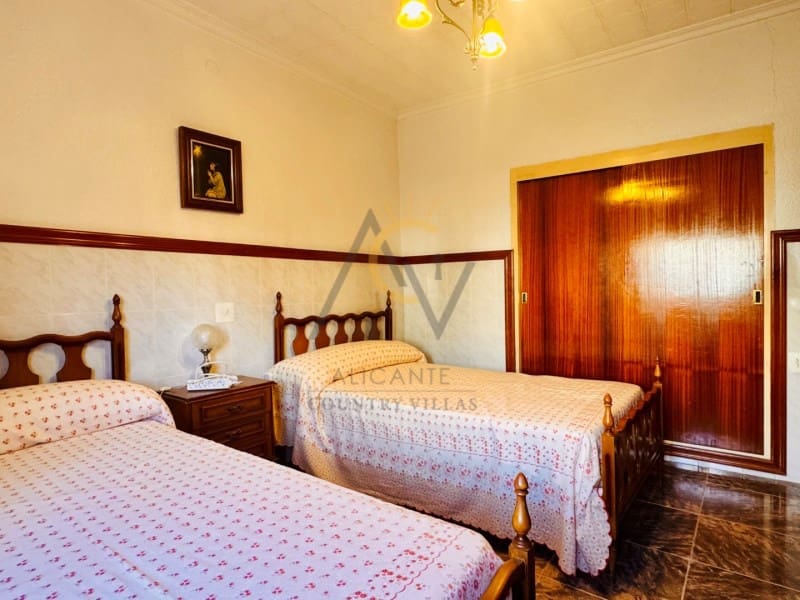 5 bedroom Townhouse for sale in Chinorlet / Xinorlet - € 159,995 (Ref: 9591412)