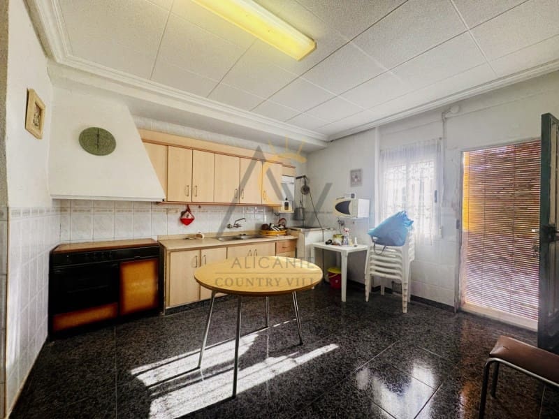 4 slaapkamer Villa te koop in La Romana met garage - € 230.000 (Ref: 9674094)