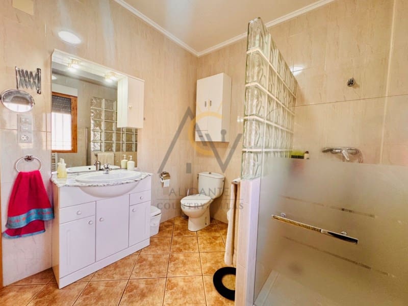 4 soveværelse Villa til salg i Monforte del Cid med swimmingpool - € 330.000 (Ref: 9726755)