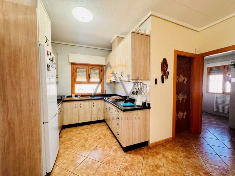 4 soveværelse Villa til salg i Monforte del Cid med swimmingpool - € 330.000 (Ref: 9726755)