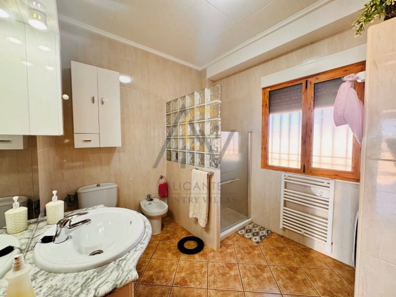 4 soveværelse Villa til salg i Monforte del Cid med swimmingpool - € 330.000 (Ref: 9726755)