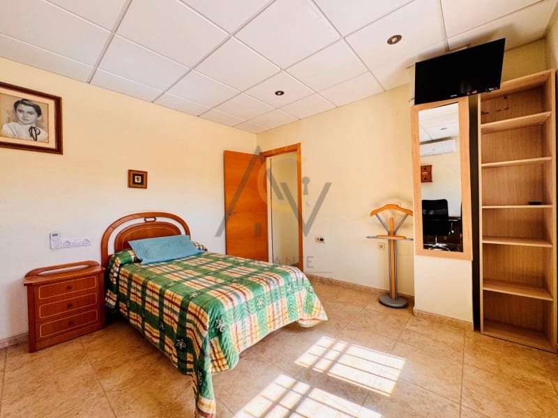 4 soveværelse Villa til salg i Monforte del Cid med swimmingpool - € 330.000 (Ref: 9726755)