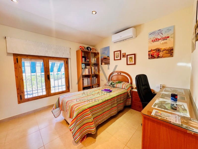 4 soveværelse Villa til salg i Monforte del Cid med swimmingpool - € 330.000 (Ref: 9726755)