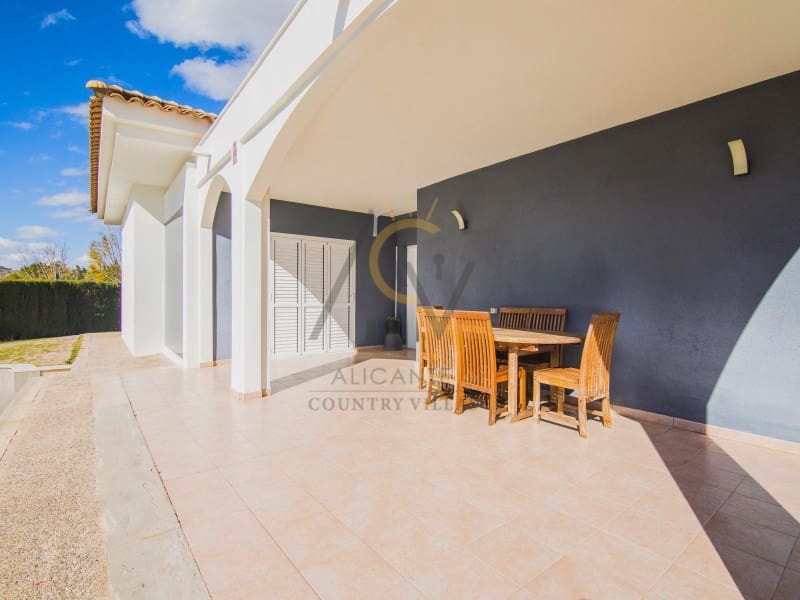 3 bedroom Villa for sale in Monforte del Cid with pool - € 570,000 (Ref: 9815793)