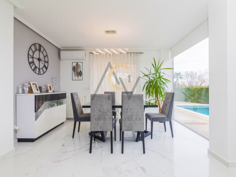 3 bedroom Villa for sale in Monforte del Cid with pool - € 570,000 (Ref: 9815793)