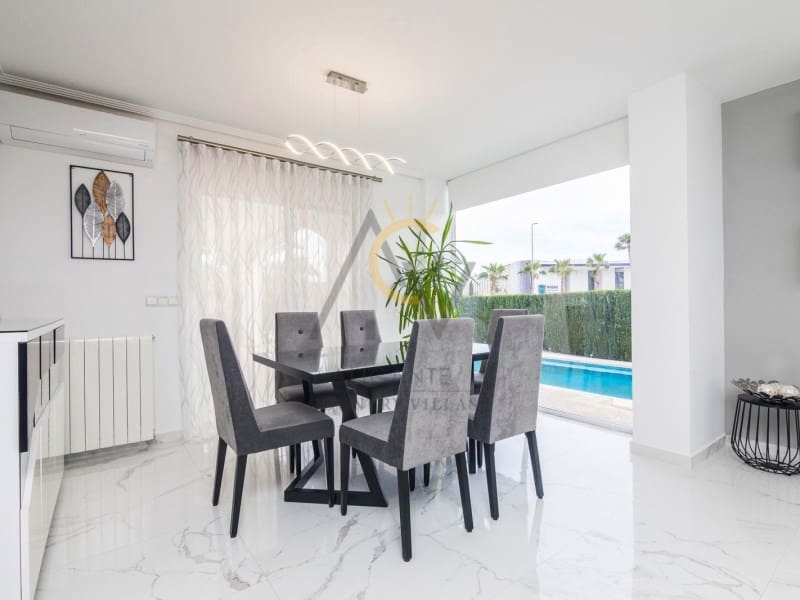 3 bedroom Villa for sale in Monforte del Cid with pool - € 570,000 (Ref: 9815793)
