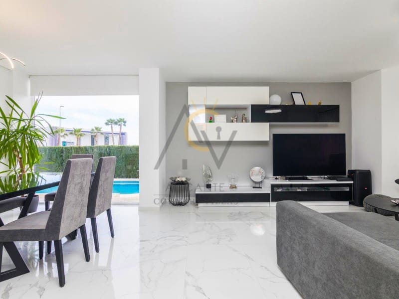 3 bedroom Villa for sale in Monforte del Cid with pool - € 570,000 (Ref: 9815793)