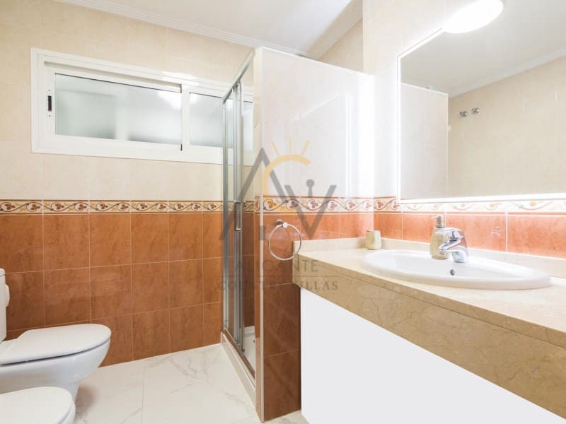 3 bedroom Villa for sale in Monforte del Cid with pool - € 570,000 (Ref: 9815793)
