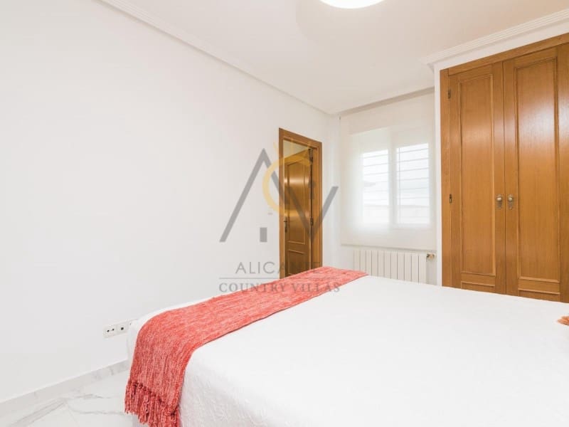 3 bedroom Villa for sale in Monforte del Cid with pool - € 570,000 (Ref: 9815793)