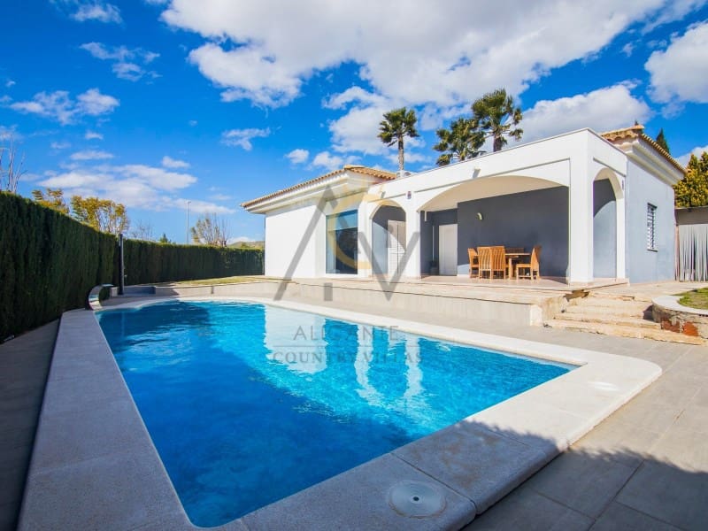 3 bedroom Villa for sale in Monforte del Cid with pool - € 570,000 (Ref: 9815793)