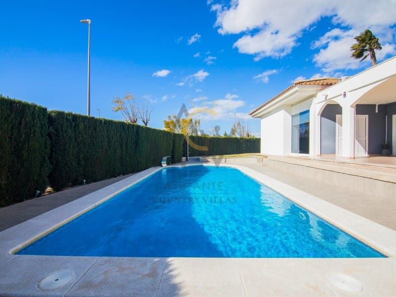 3 bedroom Villa for sale in Monforte del Cid with pool - € 570,000 (Ref: 9815793)