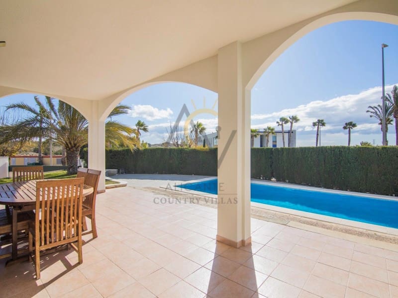 3 bedroom Villa for sale in Monforte del Cid with pool - € 570,000 (Ref: 9815793)