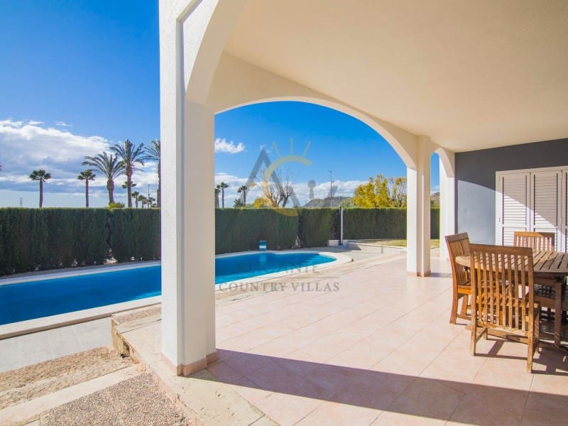 3 bedroom Villa for sale in Monforte del Cid with pool - € 570,000 (Ref: 9815793)