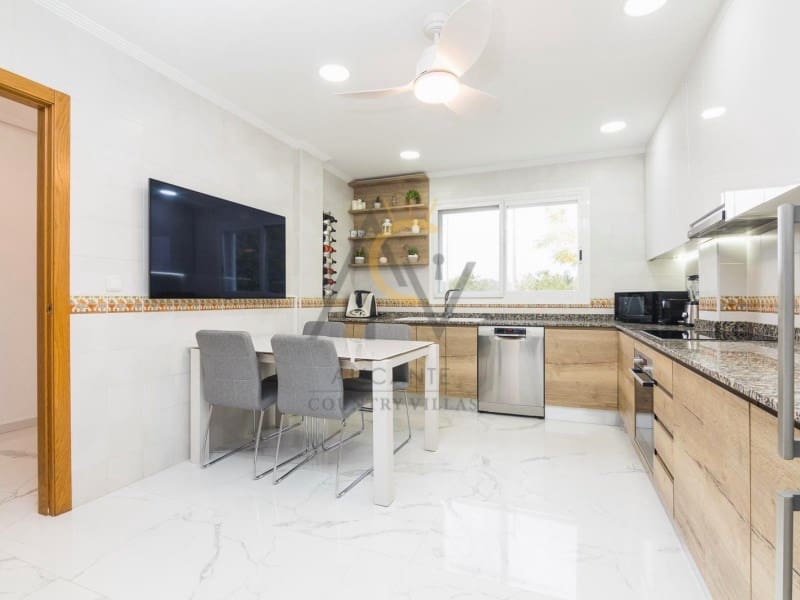 3 bedroom Villa for sale in Monforte del Cid with pool - € 570,000 (Ref: 9815793)