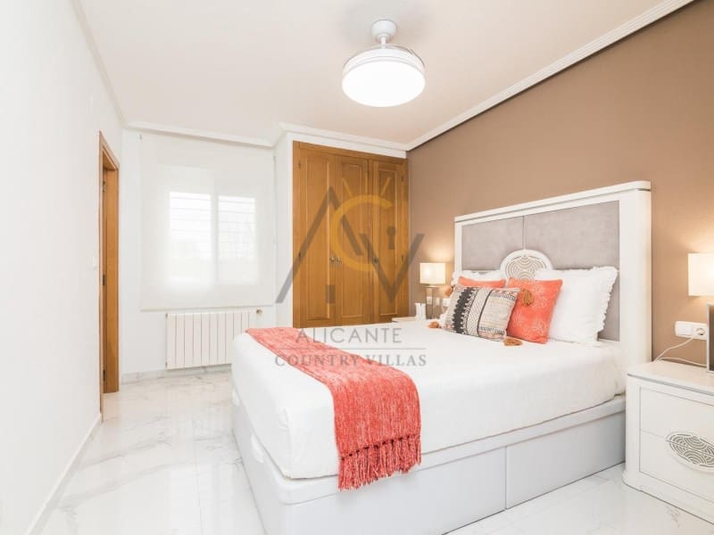 3 bedroom Villa for sale in Monforte del Cid with pool - € 570,000 (Ref: 9815793)