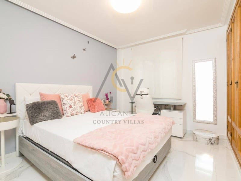 3 bedroom Villa for sale in Monforte del Cid with pool - € 570,000 (Ref: 9815793)