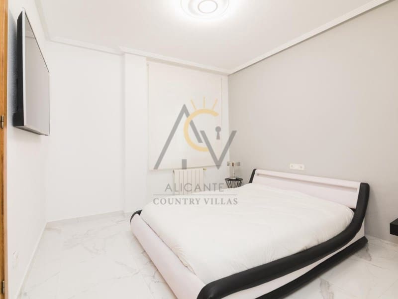 3 bedroom Villa for sale in Monforte del Cid with pool - € 570,000 (Ref: 9815793)