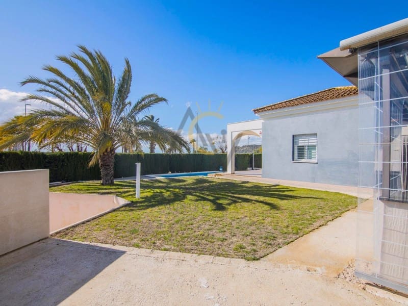 3 bedroom Villa for sale in Monforte del Cid with pool - € 570,000 (Ref: 9815793)