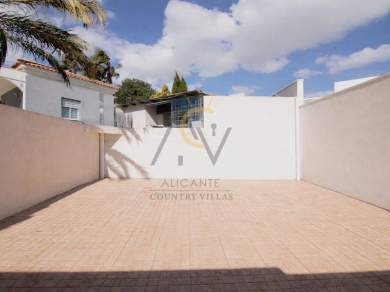3 bedroom Villa for sale in Monforte del Cid with pool - € 570,000 (Ref: 9815793)