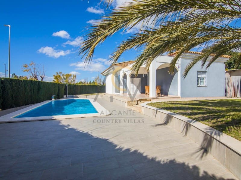 3 bedroom Villa for sale in Monforte del Cid with pool - € 570,000 (Ref: 9815793)