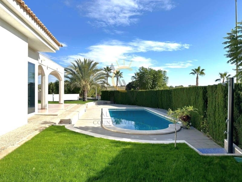 3 bedroom Villa for sale in Monforte del Cid with pool - € 570,000 (Ref: 9815793)