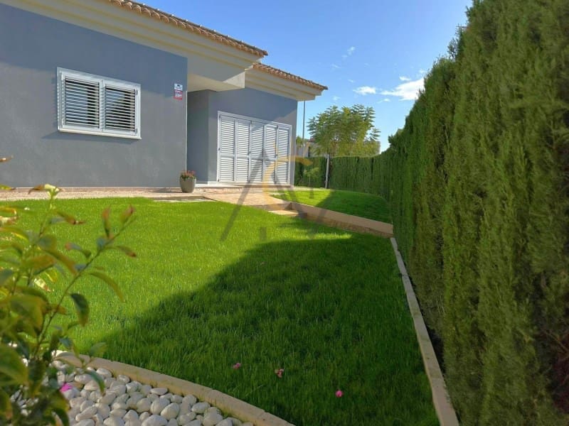 3 bedroom Villa for sale in Monforte del Cid with pool - € 570,000 (Ref: 9815793)