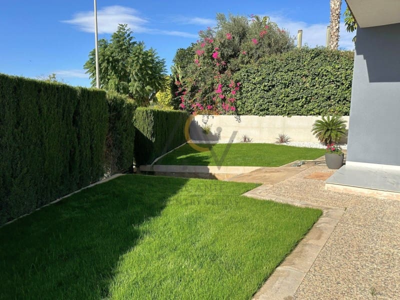 3 bedroom Villa for sale in Monforte del Cid with pool - € 570,000 (Ref: 9815793)
