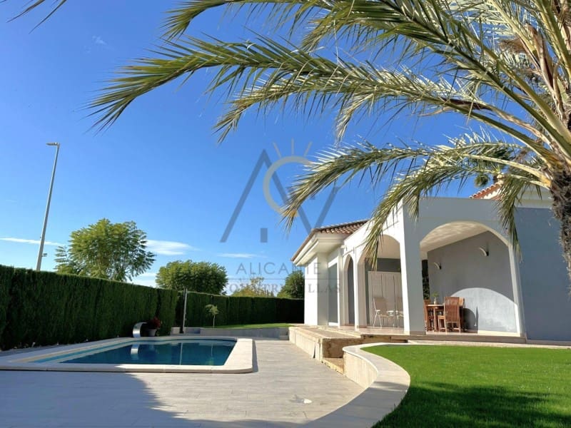 3 bedroom Villa for sale in Monforte del Cid with pool - € 570,000 (Ref: 9815793)