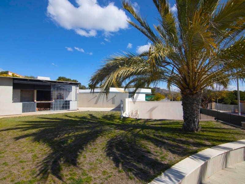 3 bedroom Villa for sale in Monforte del Cid with pool - € 570,000 (Ref: 9815793)