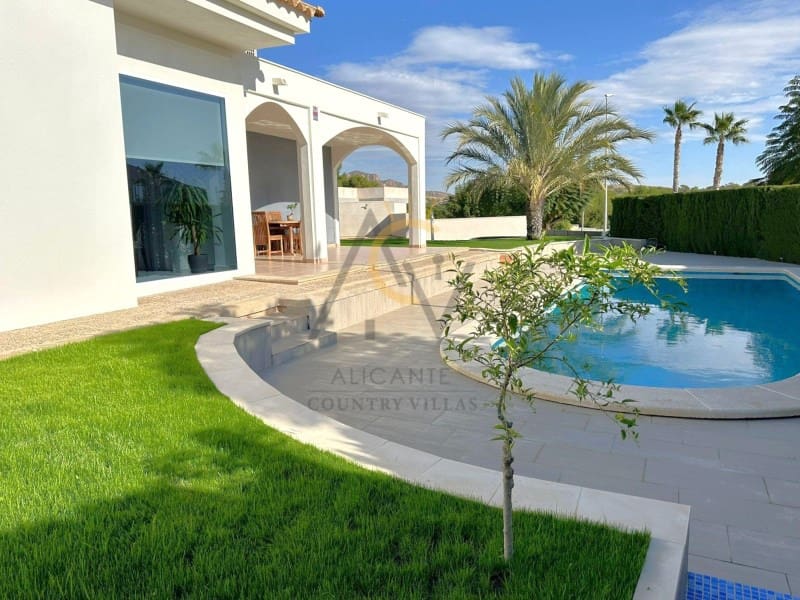 3 bedroom Villa for sale in Monforte del Cid with pool - € 570,000 (Ref: 9815793)