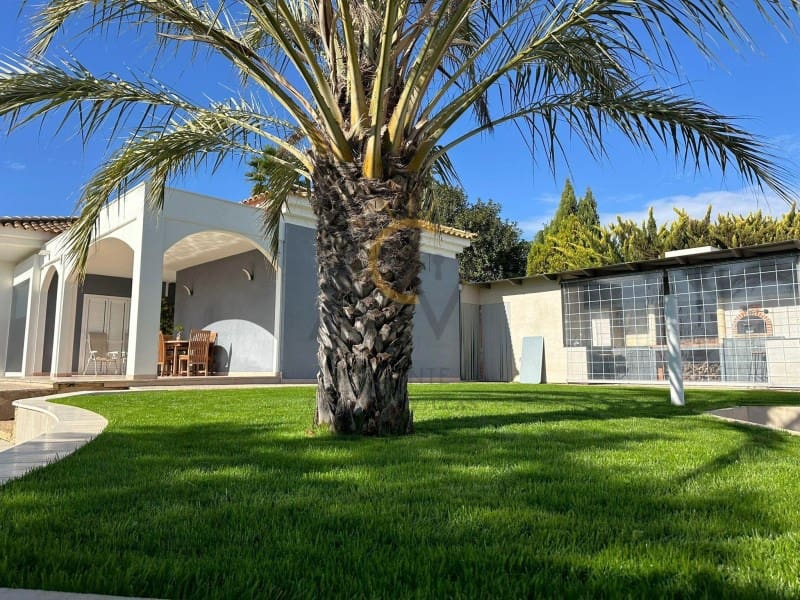 3 bedroom Villa for sale in Monforte del Cid with pool - € 570,000 (Ref: 9815793)