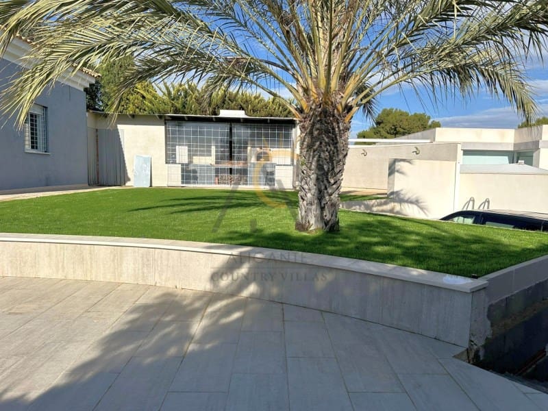 3 bedroom Villa for sale in Monforte del Cid with pool - € 570,000 (Ref: 9815793)