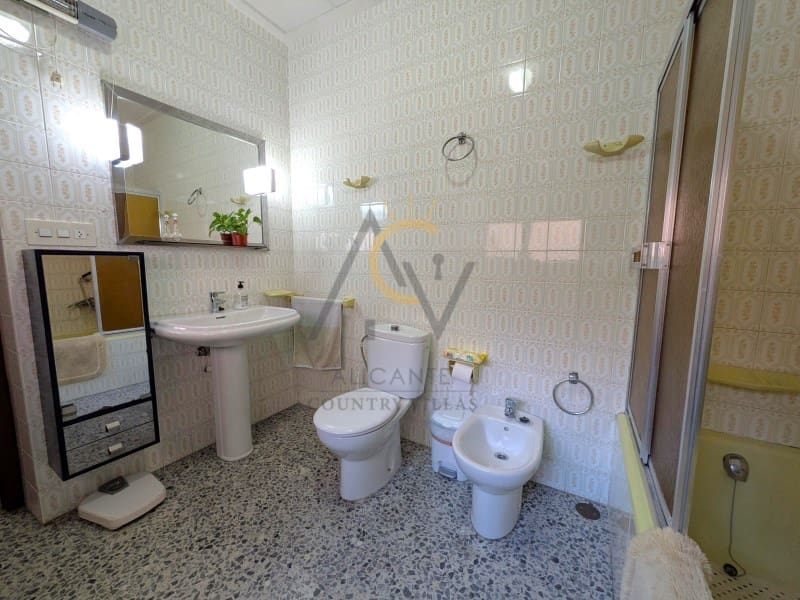 5 slaapkamer Huis te koop in Monovar / Monover met garage - € 243.500 (Ref: 9892471)