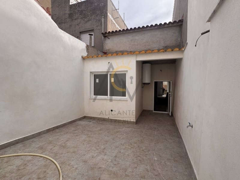 Casa de 3 habitaciones en Pinoso en venta - 127.995 € (Ref: 9952355)