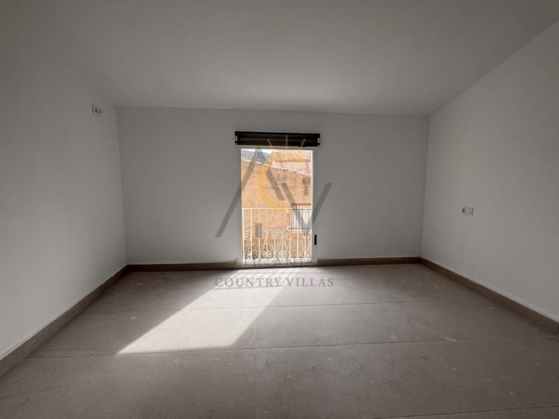 Casa de 3 habitaciones en Pinoso en venta - 127.995 € (Ref: 9952355)