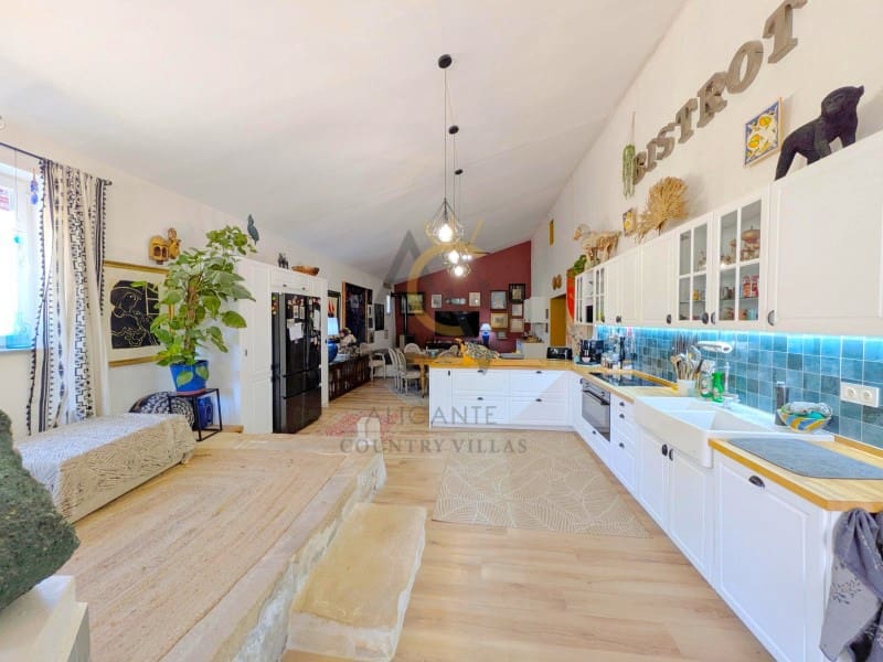 4 bedroom Finca/Country House for sale in La Romana with pool - € 299,995 (Ref: 9973050)