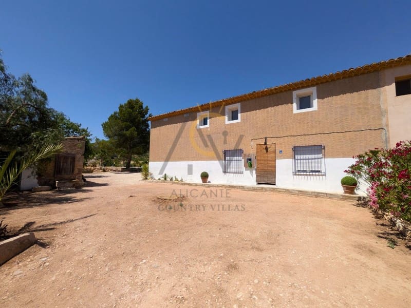 4 bedroom Finca/Country House for sale in La Romana with pool - € 299,995 (Ref: 9973050)