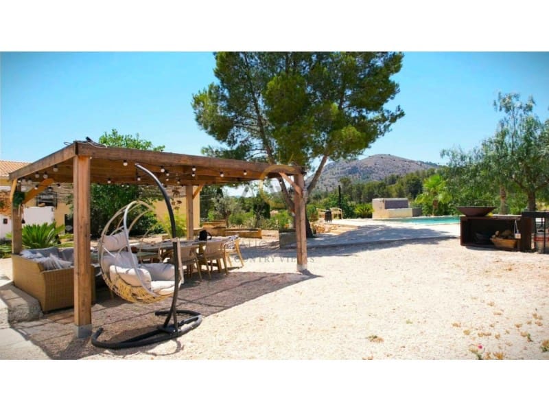 4 bedroom Finca/Country House for sale in La Romana with pool - € 299,995 (Ref: 9973050)